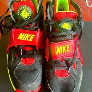 NIKE AIR TRAINER HUARACHE BLACK UNIVERSITY RED VOLT FDNY 679083 020 Mens SZ 10.5